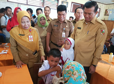 Kadiskes Riau dan Walikota Pekanbaru Tinjau Imunisasi MR di Rumbai